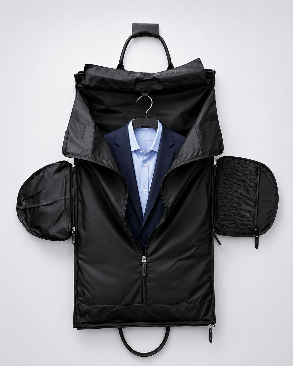 Bolso de viaje de cuero C-01 con portatraje abierto, traje y calzado.