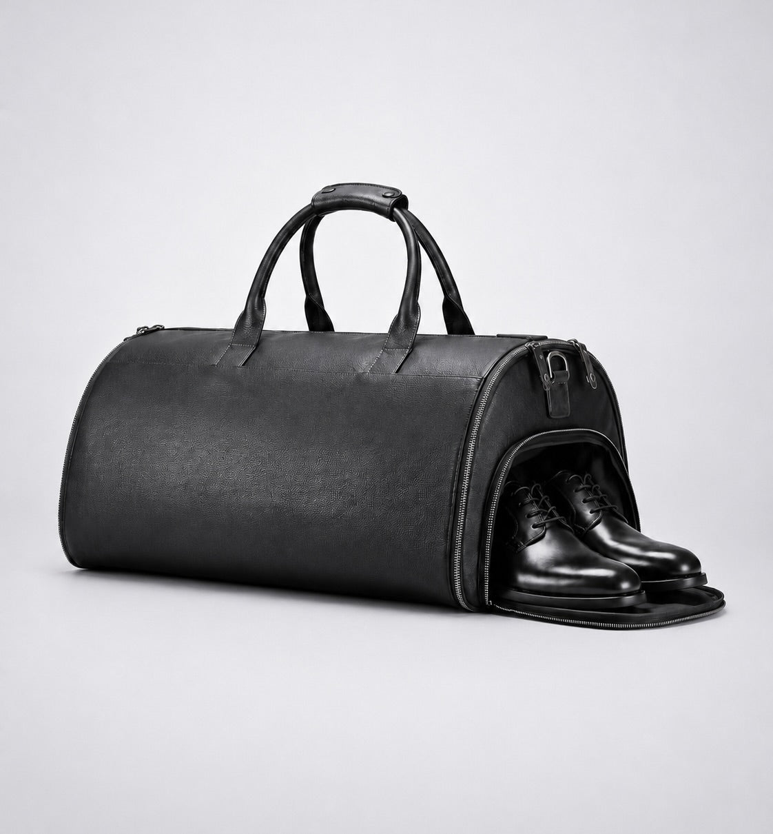 Separate shoe compartment on the C-01 leather duffel bag