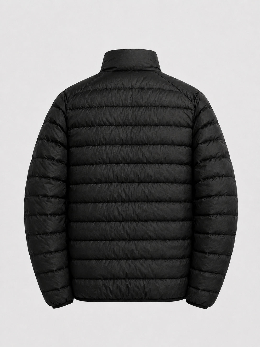 Casaca de plumas negra para hombre J-01, vista posterior.