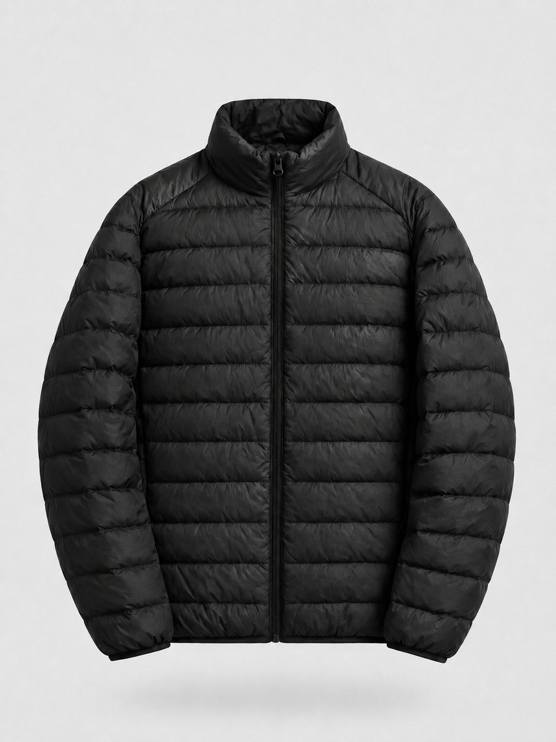 Casaca de plumas negra para hombre J-01, vista frontal.