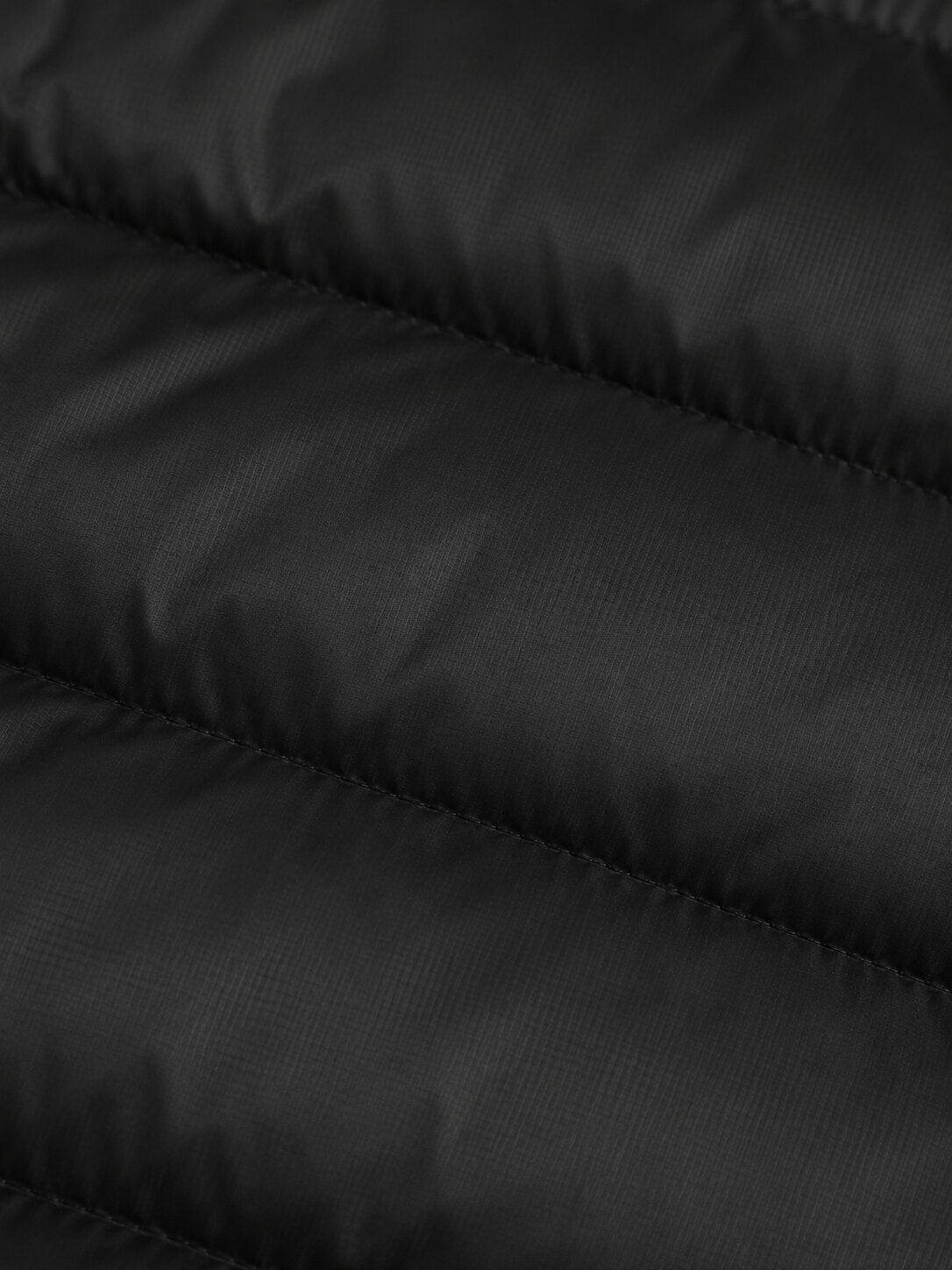 Detalle del tejido acolchado de la casaca J-01 DOWN JACKET