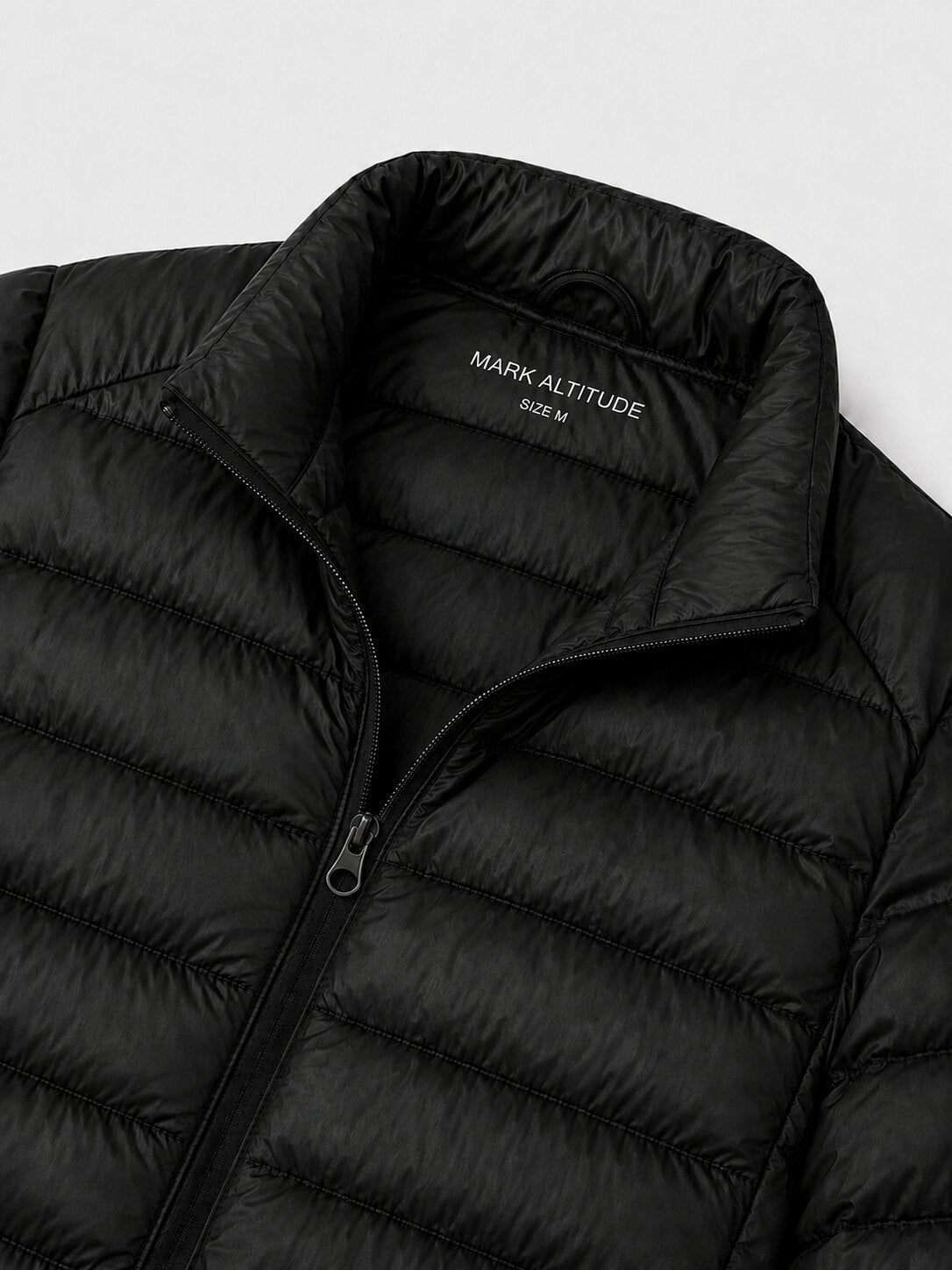 Detalle del cuello y etiqueta interior de la J-01 DOWN JACKET
