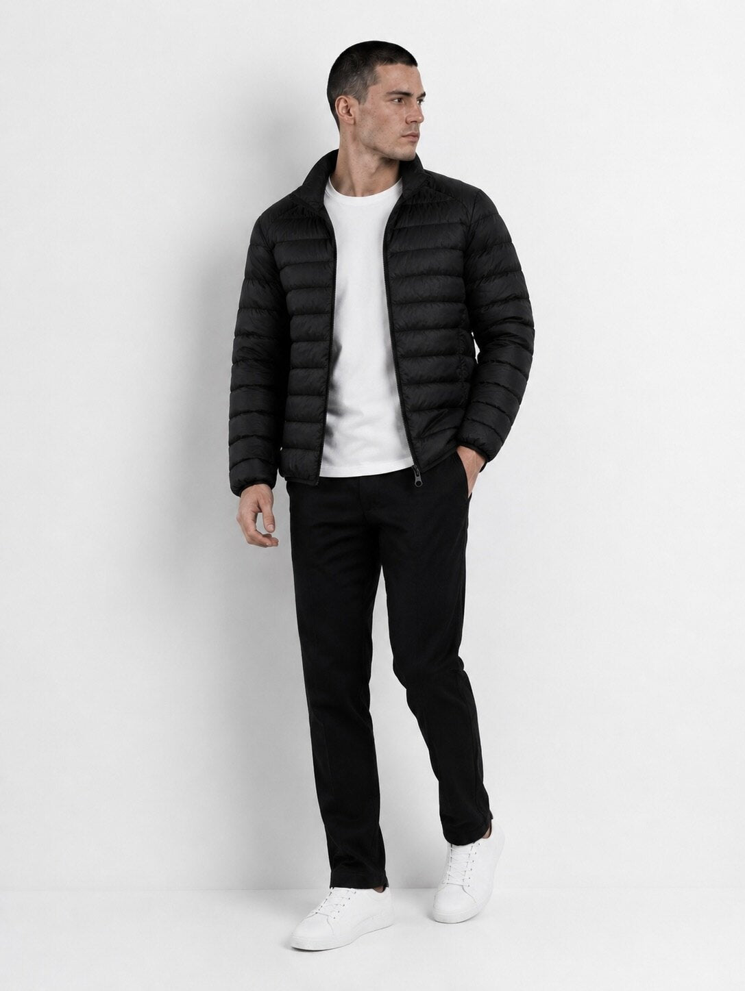 Modelo caminando con casaca negra J-01 DOWN JACKET