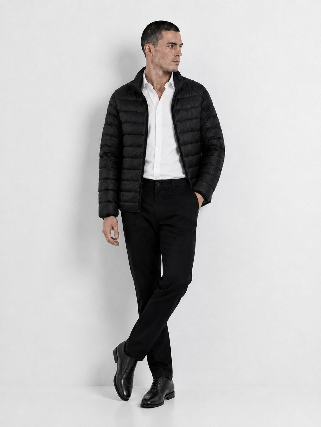 Modelo con casaca negra J-01 DOWN JACKET en estilismo editorial