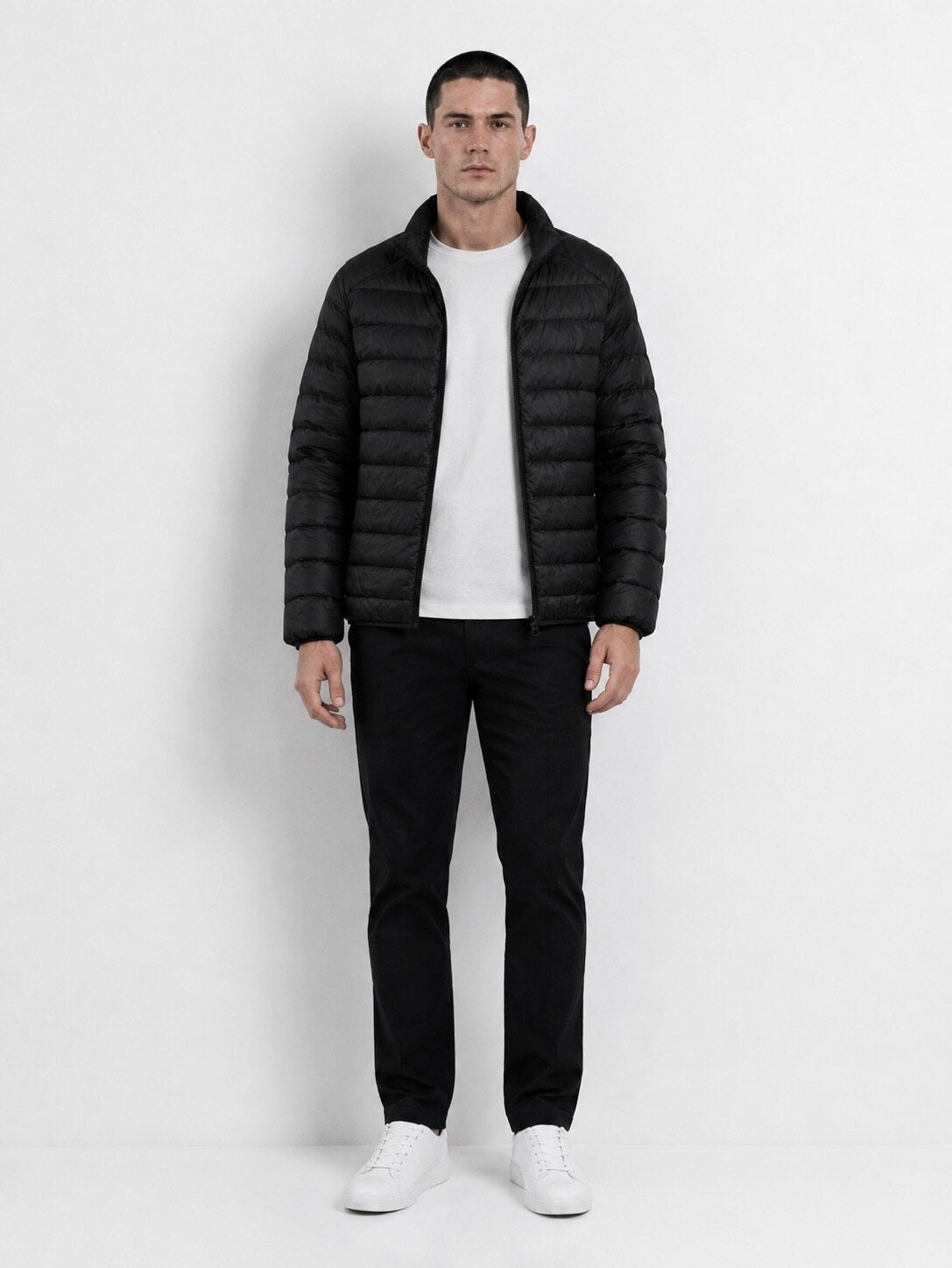 Modelo con casaca negra J-01 DOWN JACKET, vista frontal