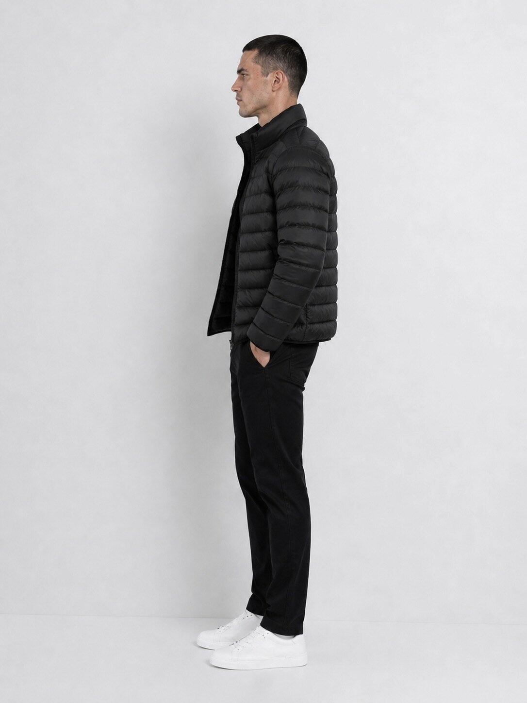 Modelo con casaca negra J-01 DOWN JACKET, vista lateral