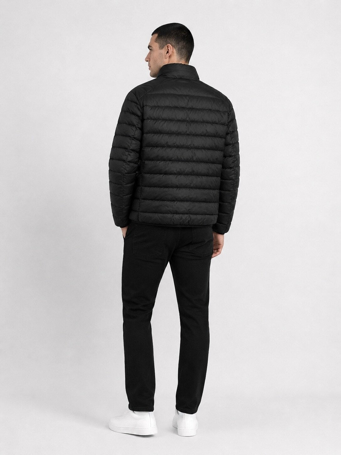 Modelo con casaca negra J-01 DOWN JACKET, vista posterior