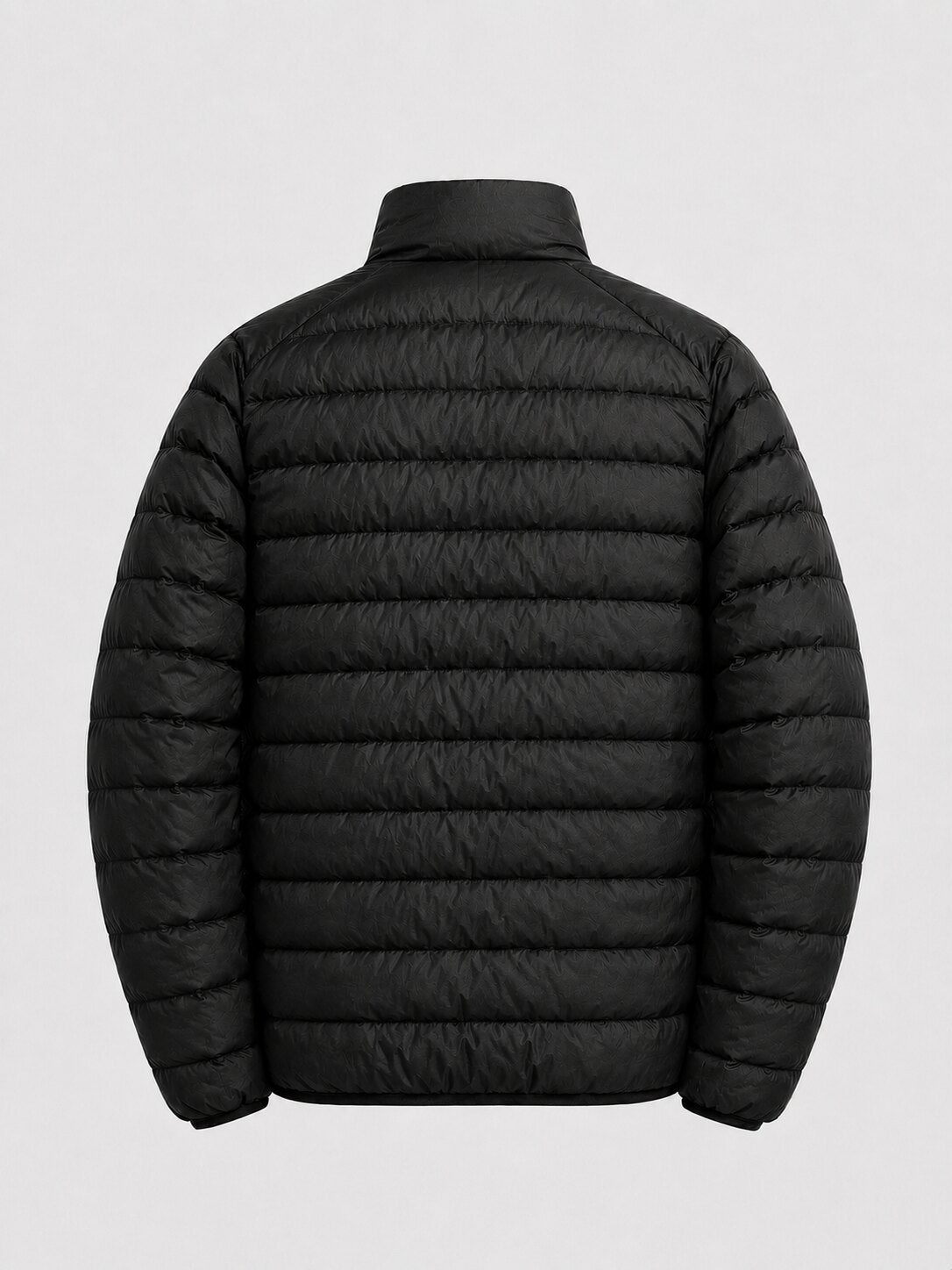 J-01 DOWN JACKET, casaca negra de plumas, vista posterior