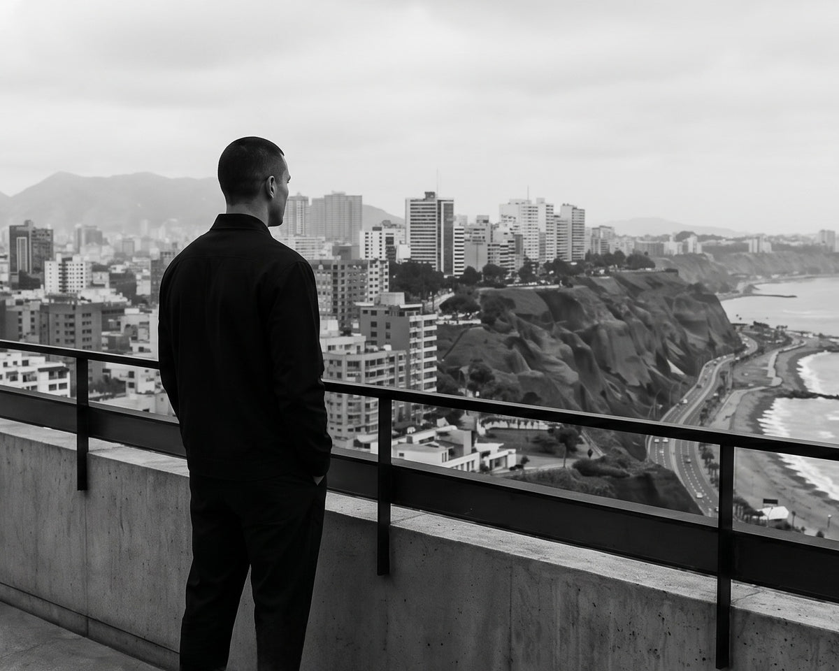 Escena editorial de MARK ALTITUDE en Lima.