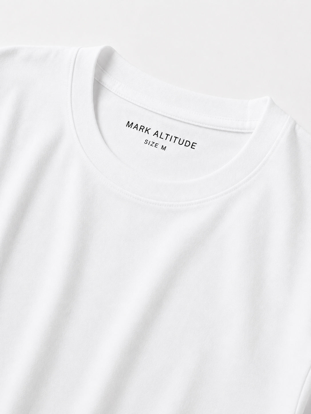 Detalle del cuello redondo del polo blanco de algodón Pima T-01.