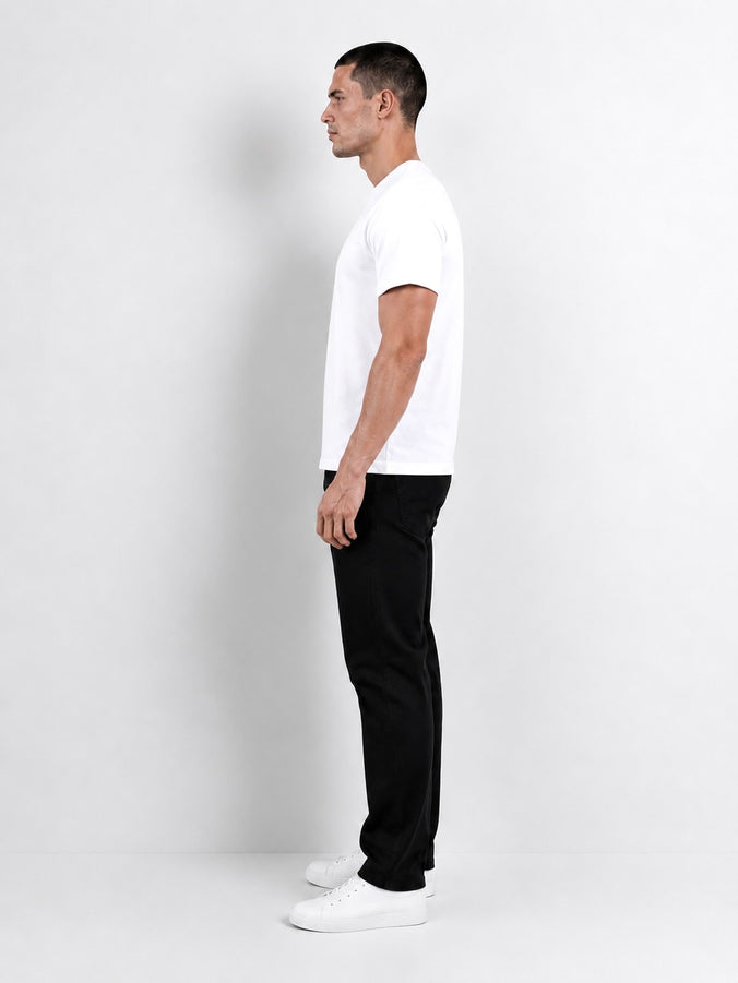 Modelo usando el polo blanco de algodón Pima T-01, vista lateral.