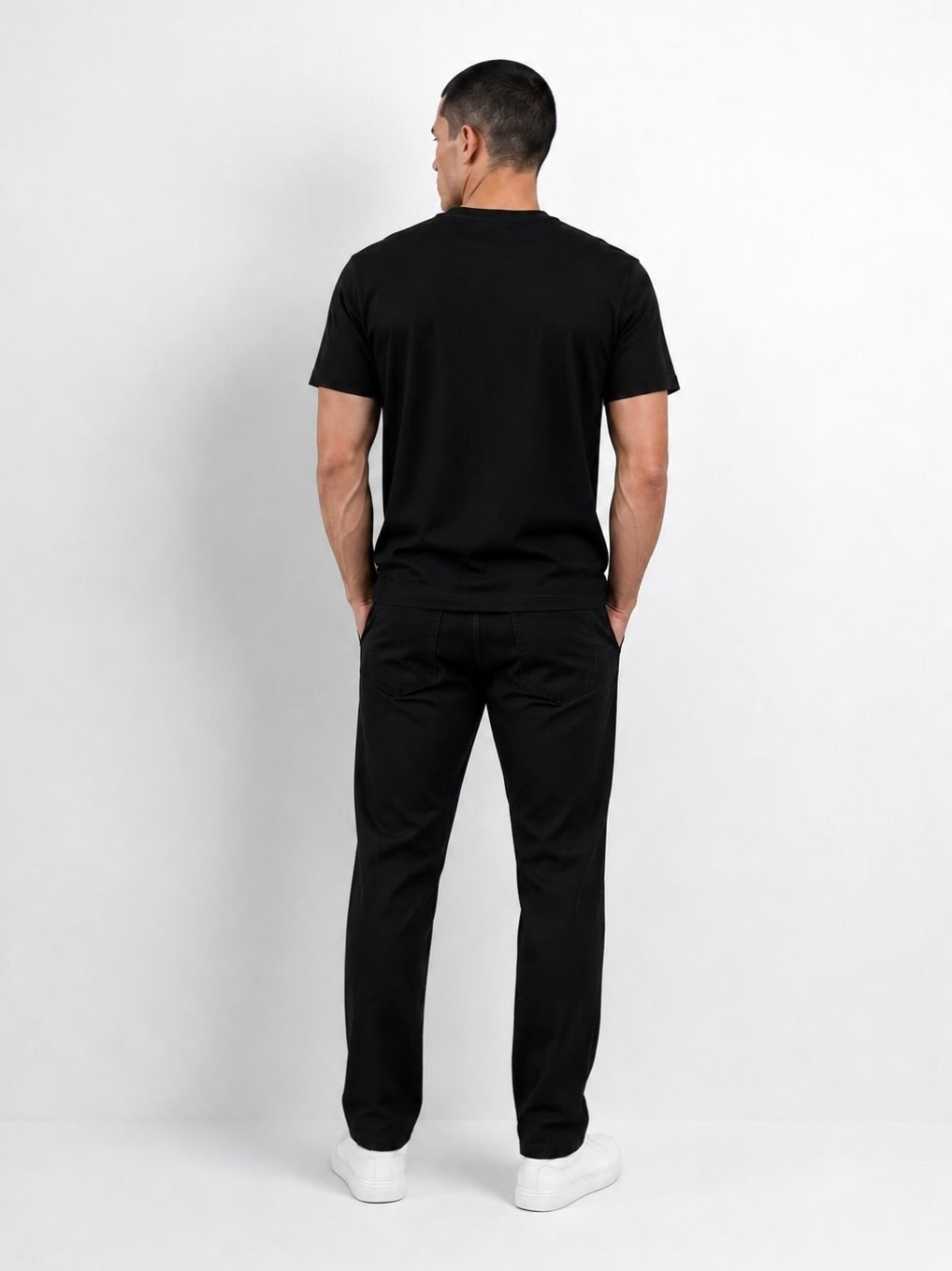 Modelo usando el polo negro de algodón Pima T-01, vista posterior.
