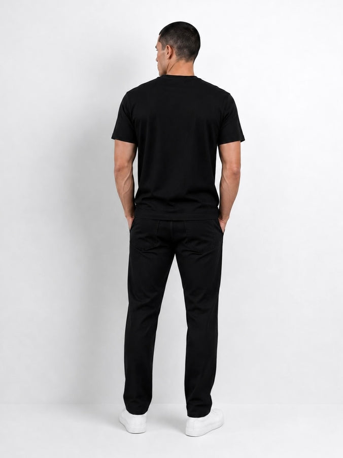 Modelo usando el polo negro de algodón Pima T-01, vista posterior.