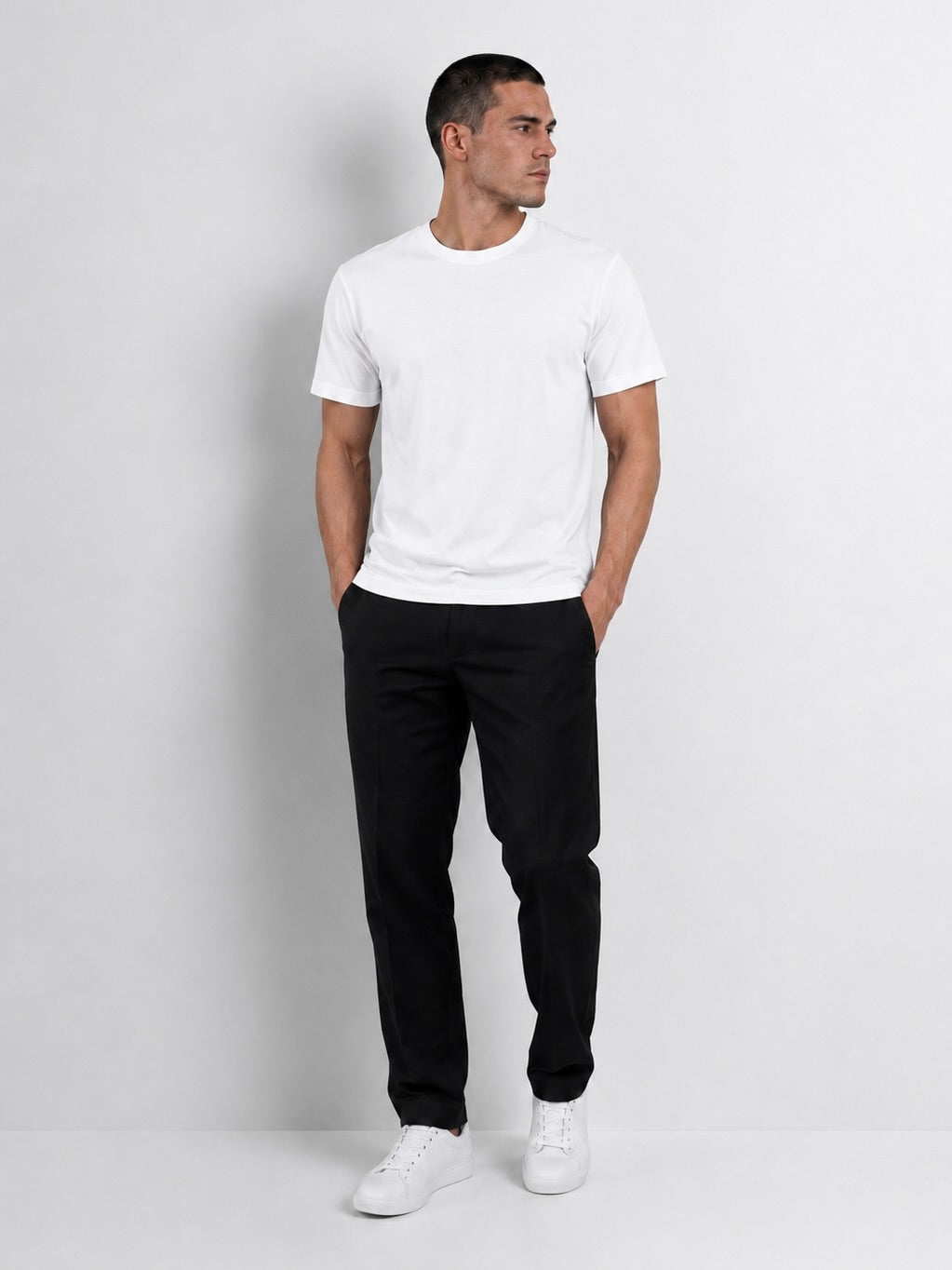 Modelo usando el polo blanco T-01 Essential Pima, vista frontal.