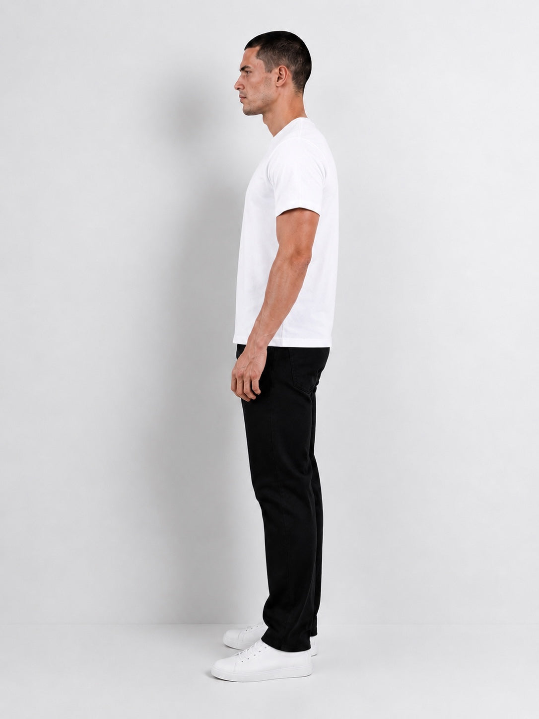 Perfil lateral del polo blanco de algodón pima para hombre.