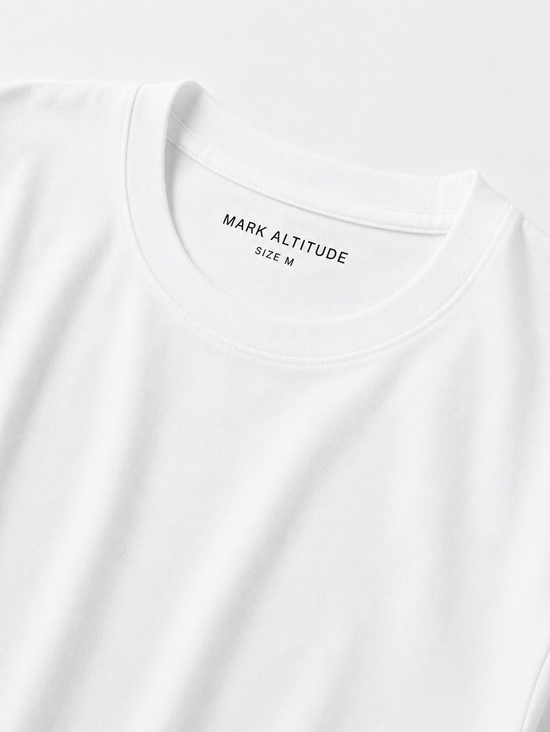 Detalle del cuello redondo del polo blanco T-01 Essential Pima.