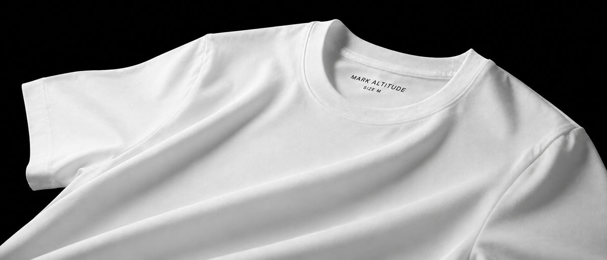 Polo blanco T-01 en una composición editorial de la colección.