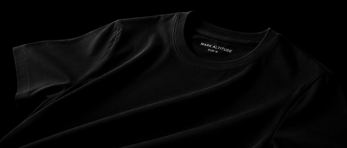 Polo negro T-01 en una composición editorial de la colección.